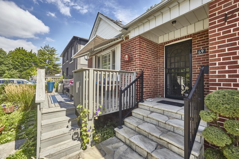 **SOLD**69 COLLINSON AVE - $1,385,000