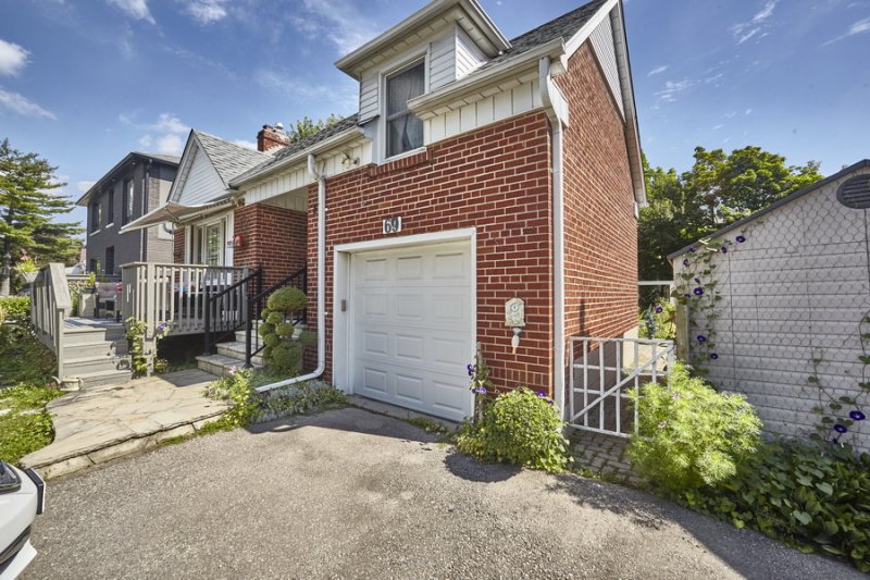 **SOLD**69 COLLINSON AVE - $1,385,000