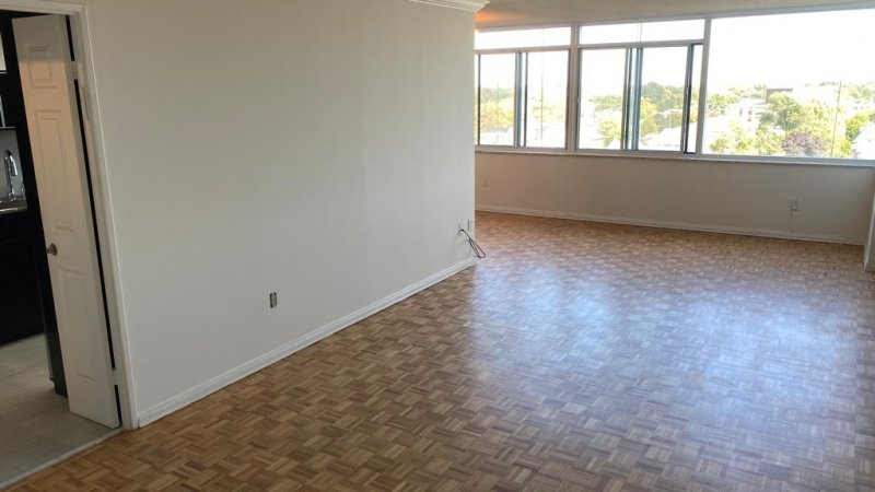 SOLD**3000 Bathurst St. #804 - $518,000